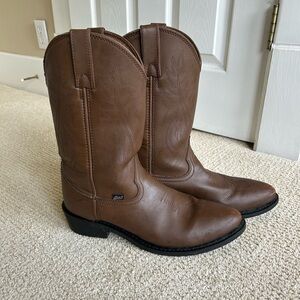 Justin Boots Men’s Western style roper boots. Leather upper. Size 9.  1/2